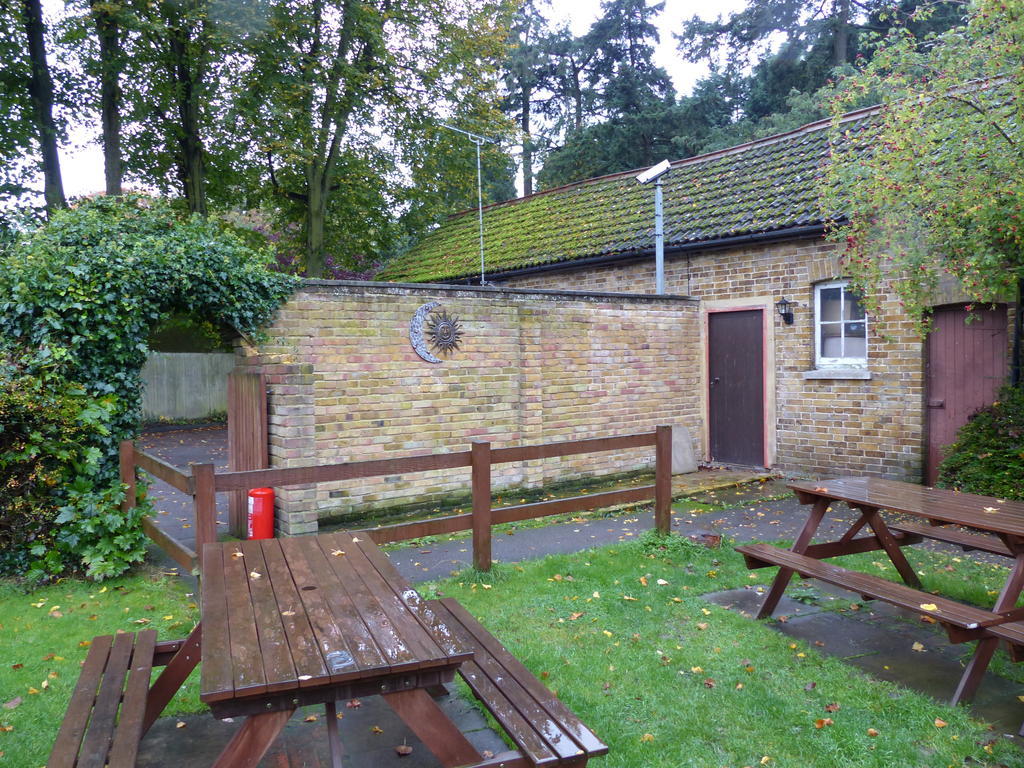 The Sun Inn Englefield Green Bagian luar foto