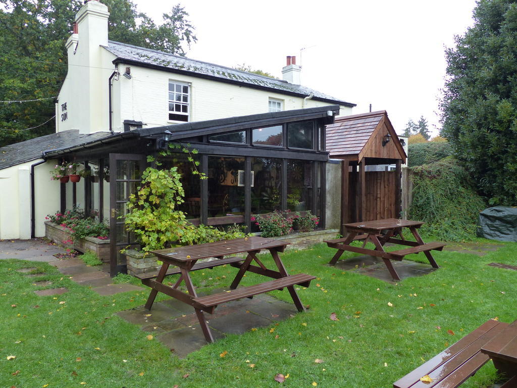 The Sun Inn Englefield Green Bagian luar foto