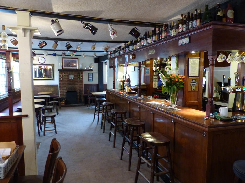 The Sun Inn Englefield Green Bagian luar foto