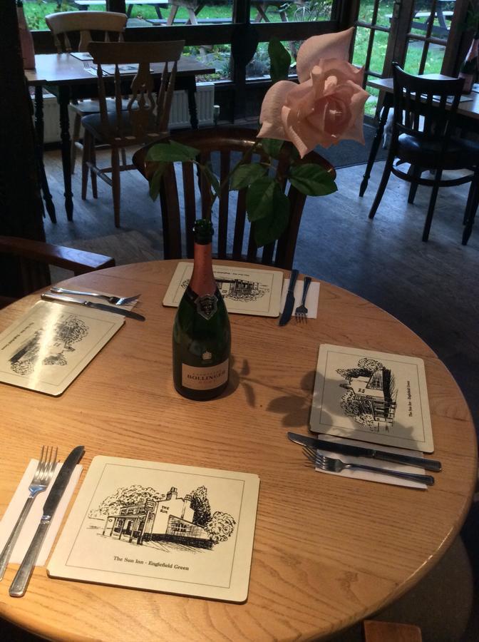The Sun Inn Englefield Green Bagian luar foto